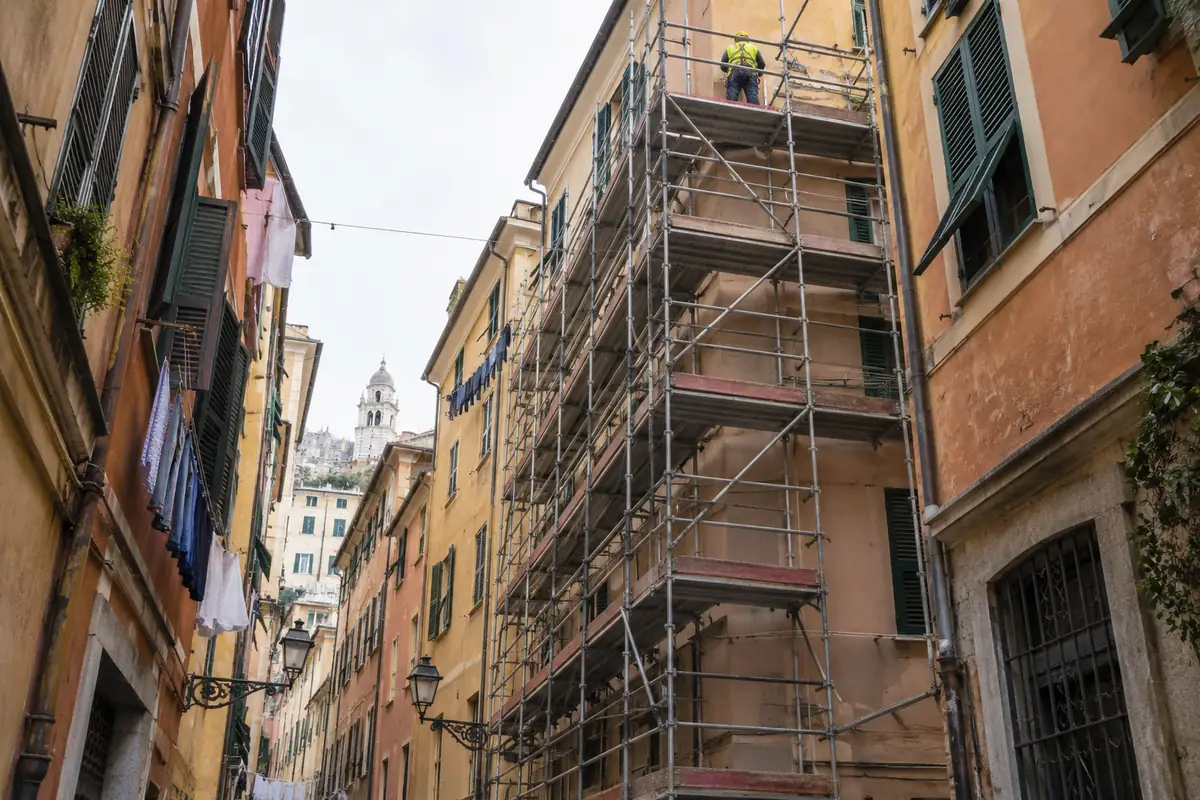 Ponteggio montato su un palazzo in un caruggio del centro di Genova
